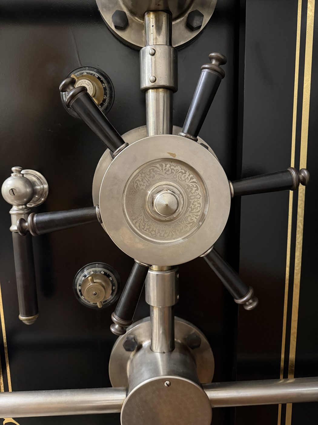 Vault door bolt mechanism